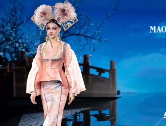 米乐毛戈平化妆品：创业20年期间把彩妆带到更改一层次的传奇历程(图2)