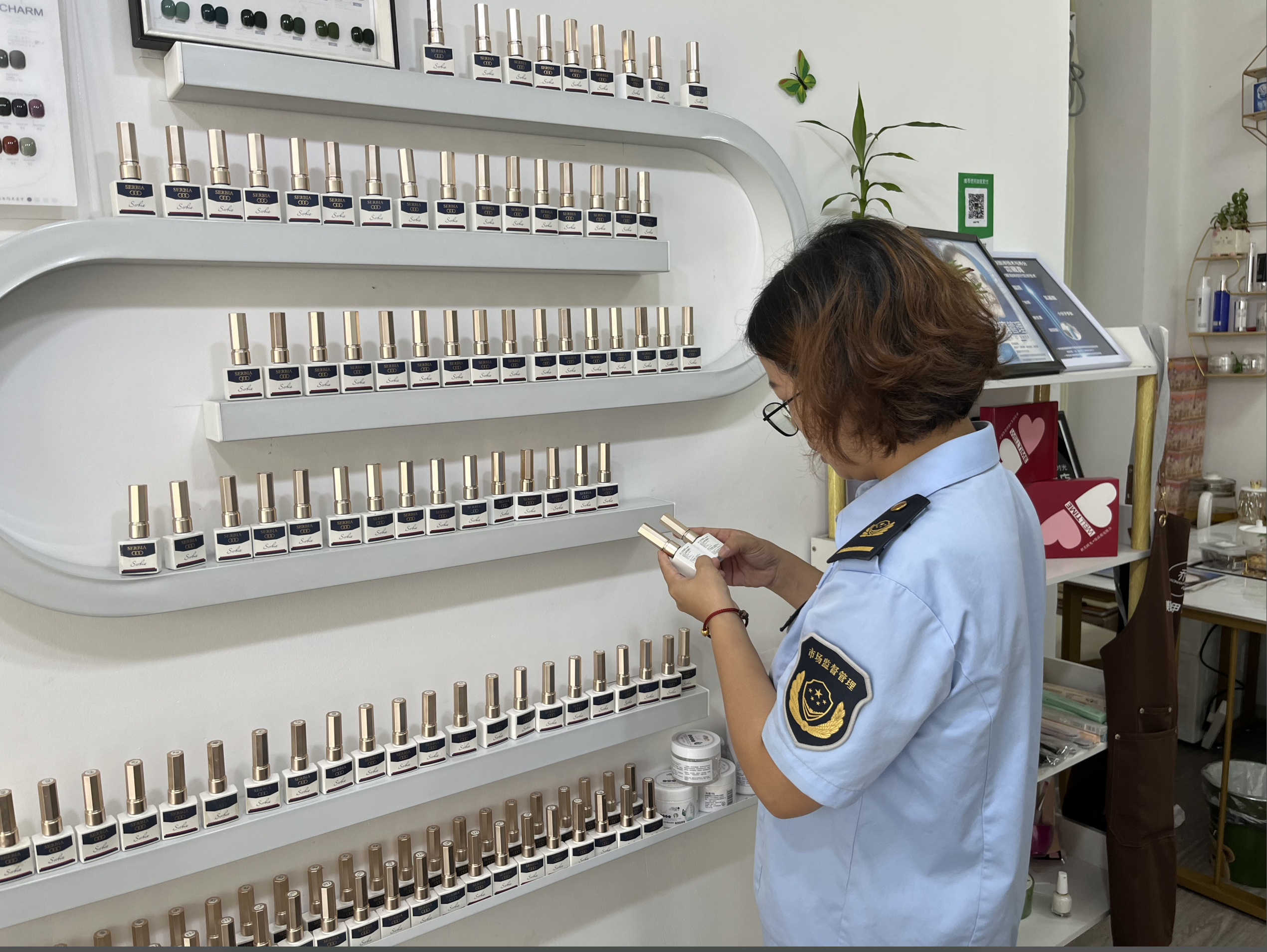 1个批号产了多个“娃”化妆品米乐“一号多用”忽悠消费者(图6) 1个批号产了多个“娃”化妆品米乐“一号多用”忽悠消费者(图6)