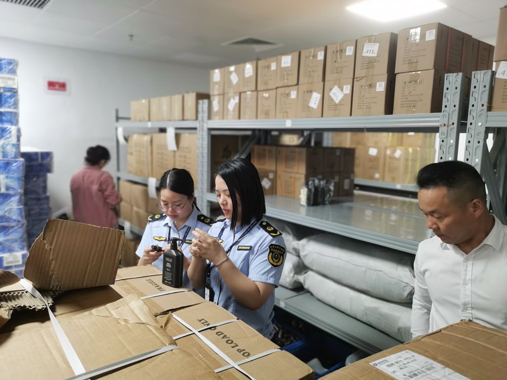 米乐广西桂林市市场监管部门“监检”结合提升化妆品质量安全(图2)