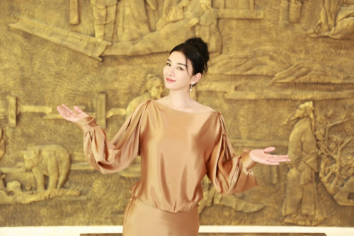 溯源之旅黄奕亲临现场米乐探寻皇后化妆品品质之源(图2)