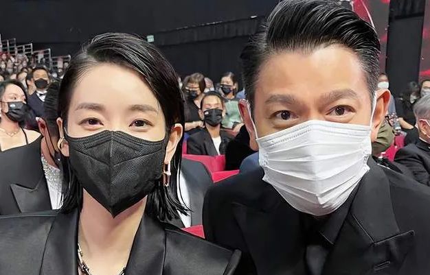 刘雅瑟调侃刘德华每个月给多少钱老婆买化妆品刘德华回复超好笑(图4) 刘雅瑟调侃刘德华每个月给多少钱老婆买化妆品刘德华回复超好笑(图4)