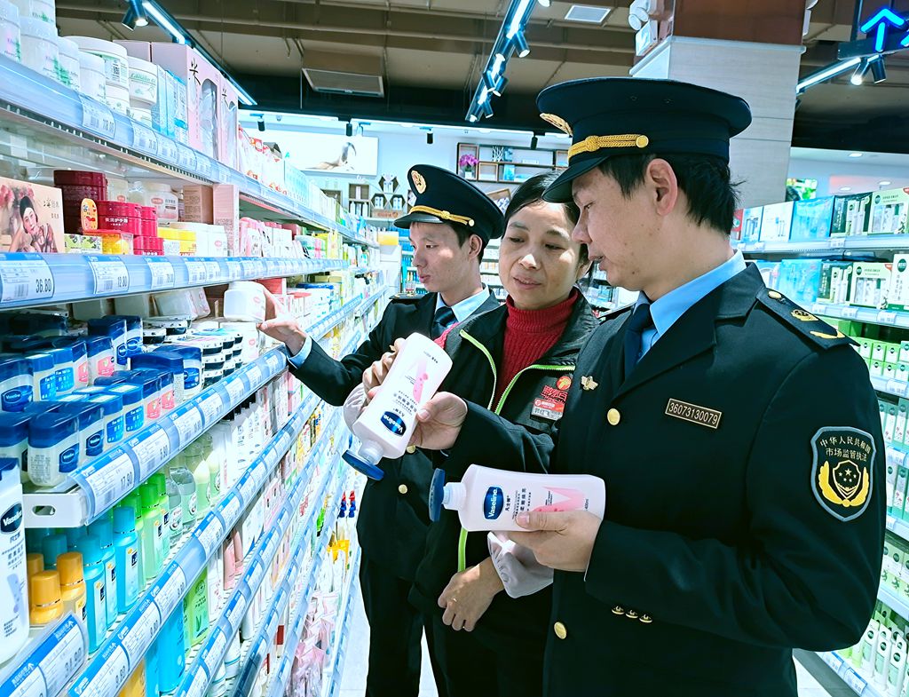 江西省于都县市场监管局开展冬季防冻防裂化妆品检查(图1)