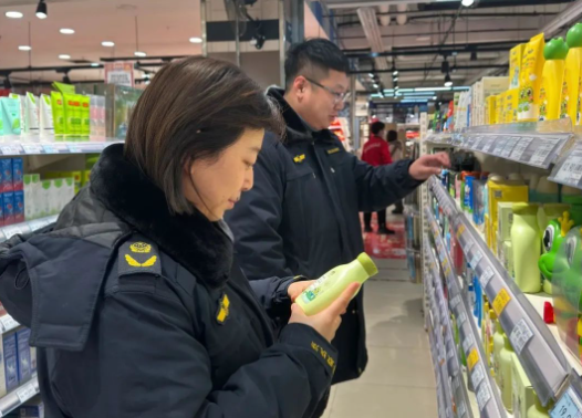 黑龙江省北安市市场监管局开展“两节”期间化妆品安全检查(图2) 黑龙江省北安市市场监管局开展“两节”期间化妆品安全检查(图2)