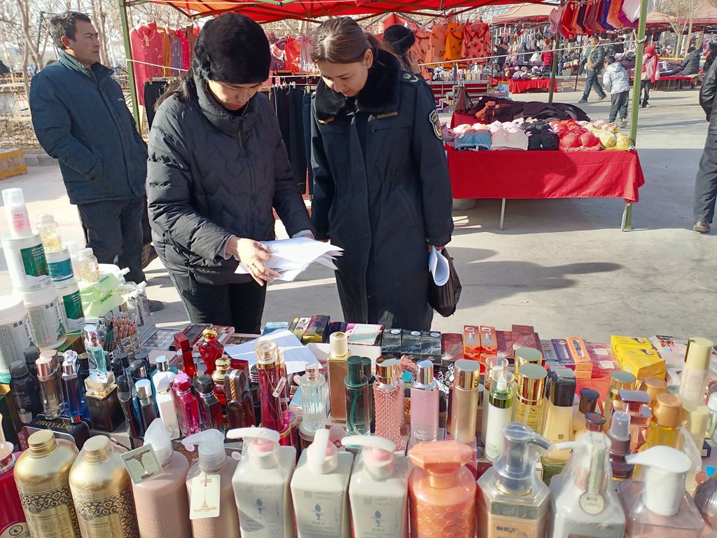 米乐网站 M6米乐新疆巴楚县市场监管局开展农村集贸市场化妆品质量安全检查(图1)