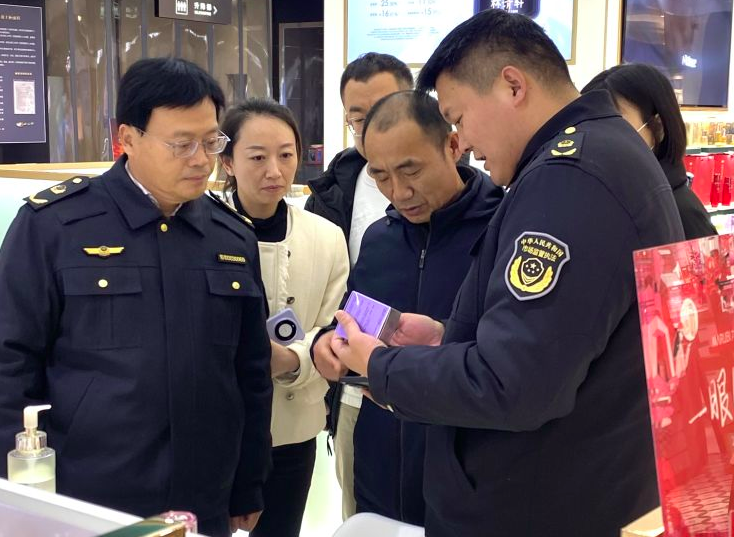 河南省许昌市市场监管局魏都区分局开展化妆品质量安全风险隐患排M6米乐 MILE查(图1) 河南省许昌市市场监管局魏都区分局开展化妆品质量安全风险隐患排M6米乐 MILE查(图1)