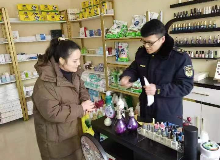 安徽省蒙城米乐网站 M6米乐县市场监管局王集所化妆品市场专项检查与宣传并行见成效(图1)
