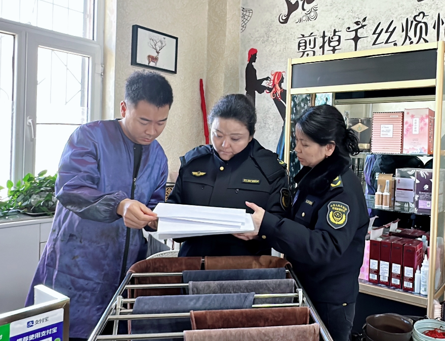 新疆和布克赛尔蒙古自治县市场监管局开展节前化妆品质量安全专项检查M6米乐官网(图2)