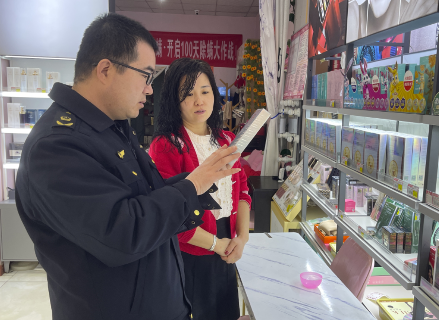 甘肃省M6米乐 MILE临泽县新华镇市场监管所开展化妆品专项检查(图1) 甘肃省M6米乐 MILE临泽县新华镇市场监管所开展化妆品专项检查(图1)