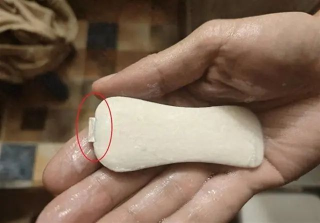 米乐平台 M6皂里藏刀、眼影附着铝片 化妆品安全问题引关注(图1)