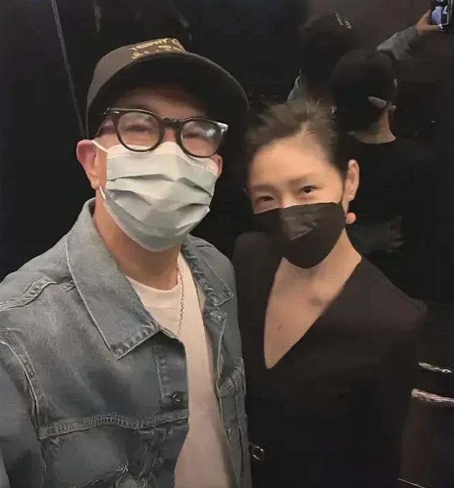 大S具俊晔甜蜜日常曝光网友惊呼：爱情是最好的化妆M6米乐官网品！(图2)