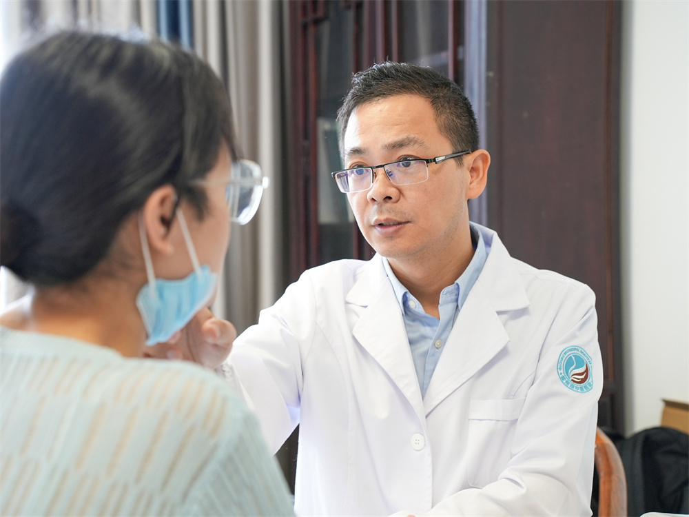 米乐平台 M6男子染发后得怪病脸如“包公” 医生：请谨慎选择日用化学品(图1)