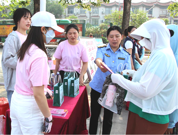 邓州市市场监管局：化妆品科普宣传丰富多彩(图1)