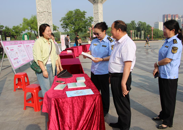 邓州市市场监管局：化妆品科普宣传丰富多彩(图2)