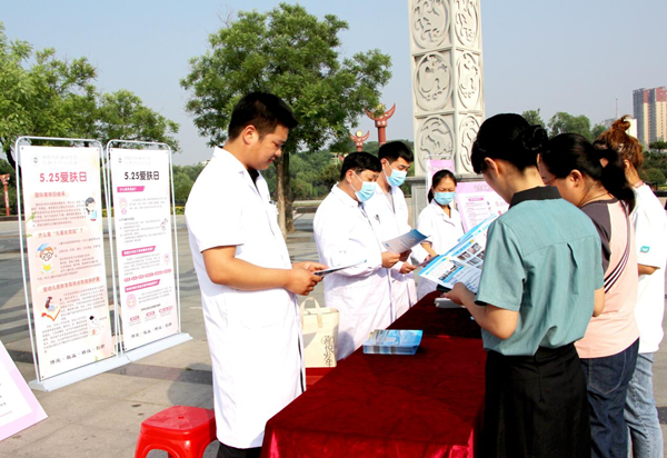 邓州市市场监管局：化妆品科普宣传丰富多彩(图3)