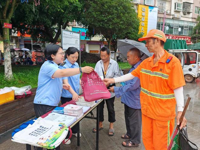 遂宁市安居区市场米乐平台 M6监管局开展2024年化妆品安全科普宣传周活动(图2)